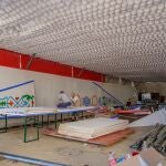 Labores de montaje de una caseta de Feria, cuyo modelo de sábado a sábado está en entredicho