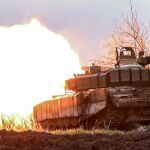 Un ataque conjunto de tanques T-80 y drones se ceba con las trincheras de Donetsk, según Moscú