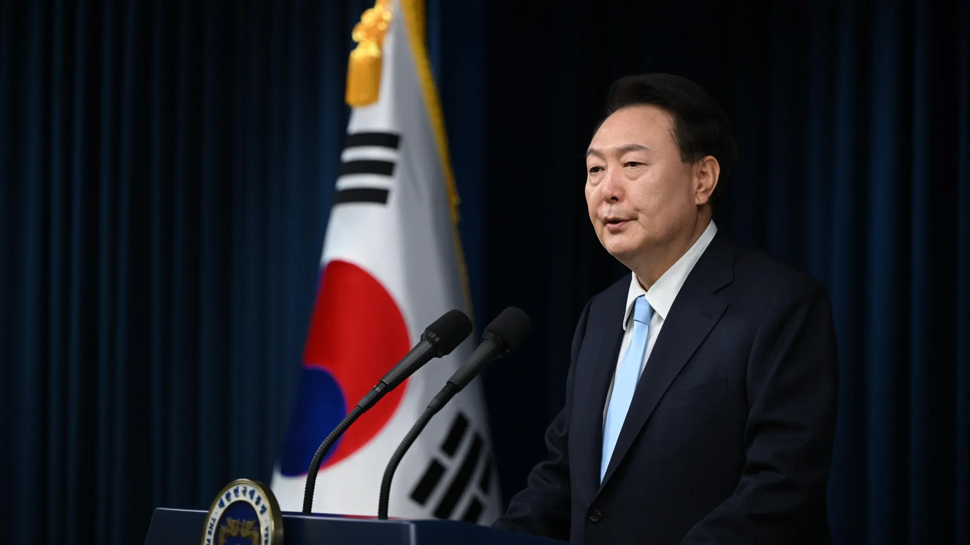 Seoul (Korea, Republic Of), 01/04/2024.- A handout photo made available by South Korea's presidential office shows President Yoon Suk Yeol announcing a public statement on the government's medical reform efforts at the office in Seoul, South Korea, 01 April 2024, amid a prolonged walkout by trainee doctors across the nation in protest against a plan to increase the number of medical students. (Protestas, Corea del Sur, Seúl) EFE/EPA/YONHAP HANDOUT SOUTH KOREA OUT HANDOUT EDITORIAL USE ONLY/NO...