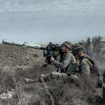 Soldados españoles disparan un misil Spike contracarro
