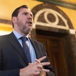 Óscar Puente presenta un sello postal dedicado a las elecciones al Parlamento Europeo 2024