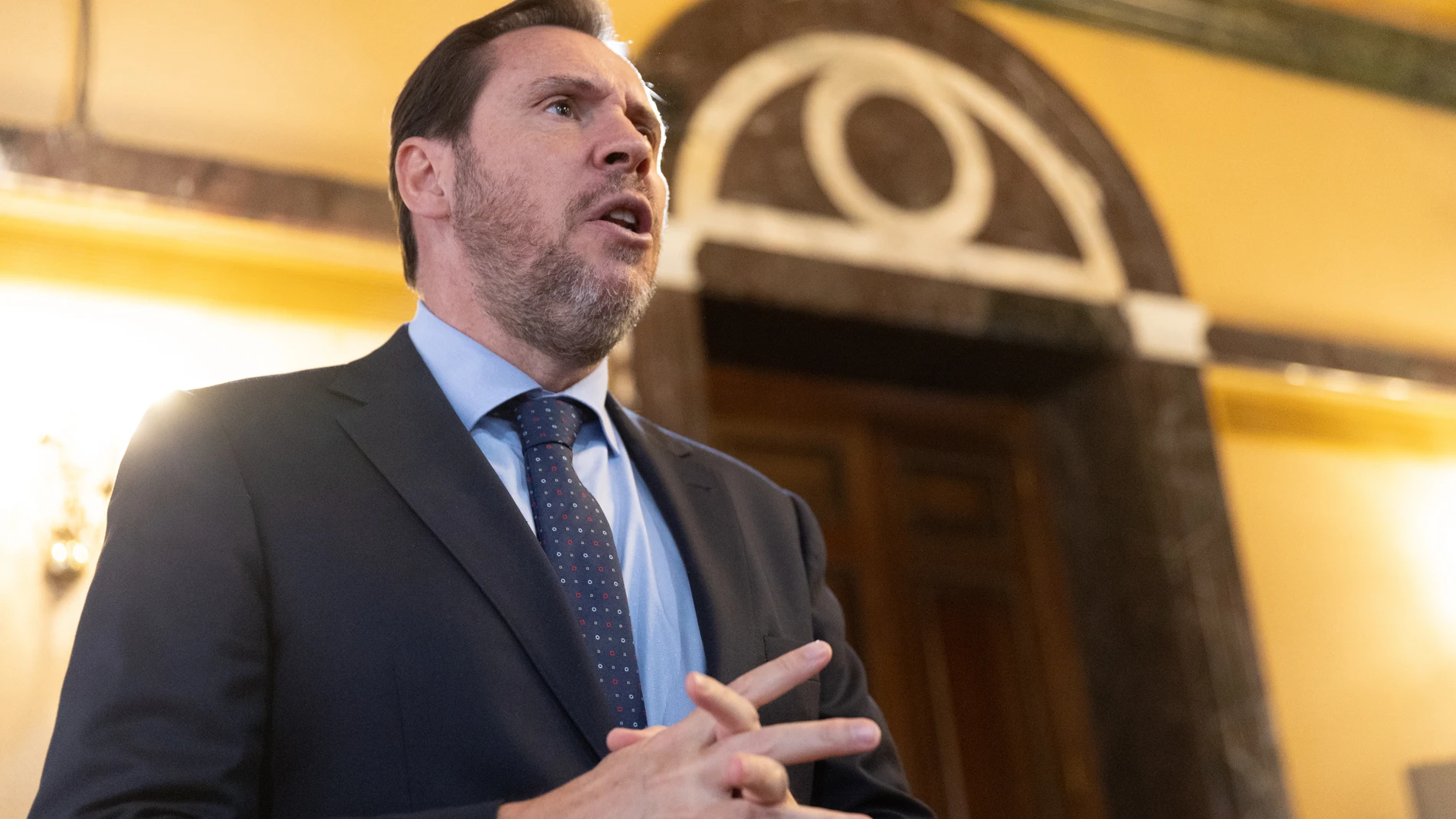 El ministro de Transportes y Movilidad Sostenible, Óscar Puente, durante la presentación del sello postal dedicado a las elecciones al Parlamento Europeo 2024, en el Palacio de Zurbano, a 1 de abril de 2024, en Madrid (España). Correos ha emitido un sello para conmemorar las elecciones europeas de 2024 con el fin de fomentar la conciencia cívica y fortalecer el sentido de pertenencia a una comunidad europea ‘’más amplia, fuerte y resistente’’. 01 ABRIL 2024;ÓSCAR PUENTE;SELLO;ELECCIONES PARL...