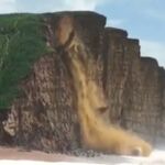 Un dron graba un desprendimiento en directo en una playa de Reino Unido