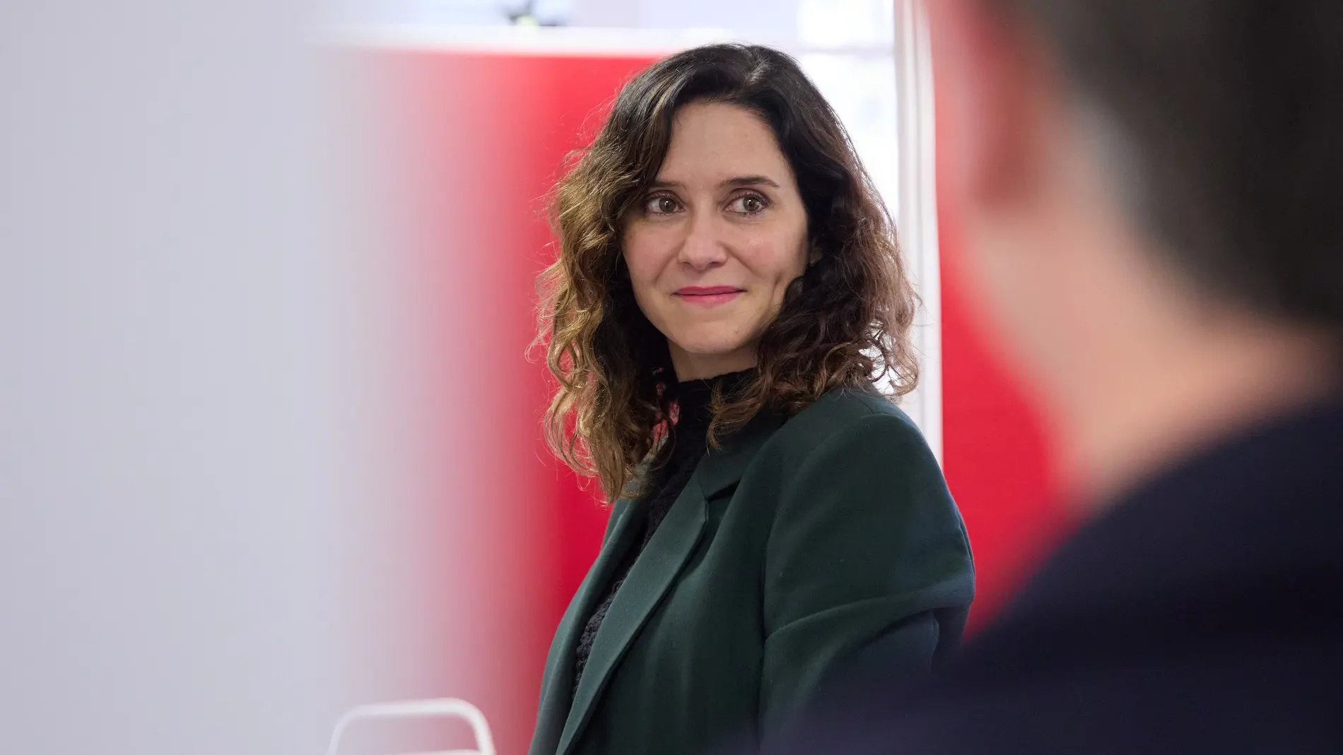 La presidenta de la Comunidad de Madrid, Isabel Díaz Ayuso, durante su visita a las nuevas instalaciones de la Oficina de Empleo de Barrio del Pilar, a 1 de abril de 2024, en Madrid (España). Las nuevas instalaciones han sido llevadas a cabo dentro del plan de renovación puesto en marcha por el Ejecutivo regional para dotarlas de espacios más amplios y modernos para prestar una atención más personalizada a los usuarios. 01 ABRIL 2024;EMPLEO;OFICINA;OBRAS;BARRIO EL PILAR Jesús Hellín / Eu...