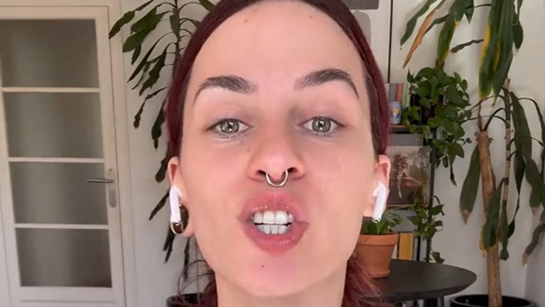 La "tiktoker" Jùlia Salander sobre los patios de los colegios