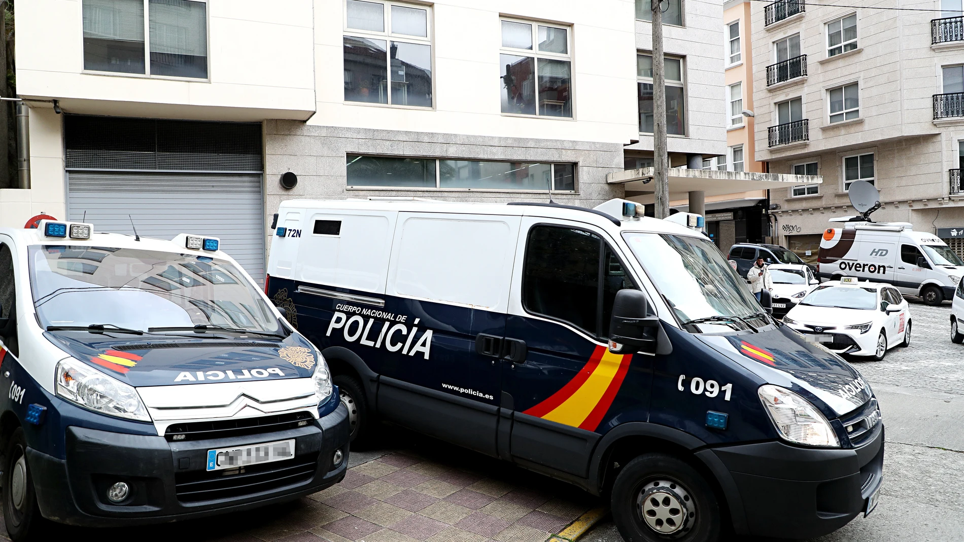 Un furgón policial a su llegada al juzgado de Instrucción Nº3 de Ferrol, a 2 de abril de 2024, en Ferrol, A Coruña, Galicia (España). El hombre que este domingo, 31 de marzo, sufrió una agresión en el municipio coruñés de Narón presuntamente a manos de su hijo, de 26 años, falleció ayer en un centro hospitalario de Ferrol, donde permanecía ingresado en estado grave. Los hechos sucedieron en una vivienda situada en la calle Cardenal Cisneros, en el barrio de Santa Cecilia, que pertenece a la ...