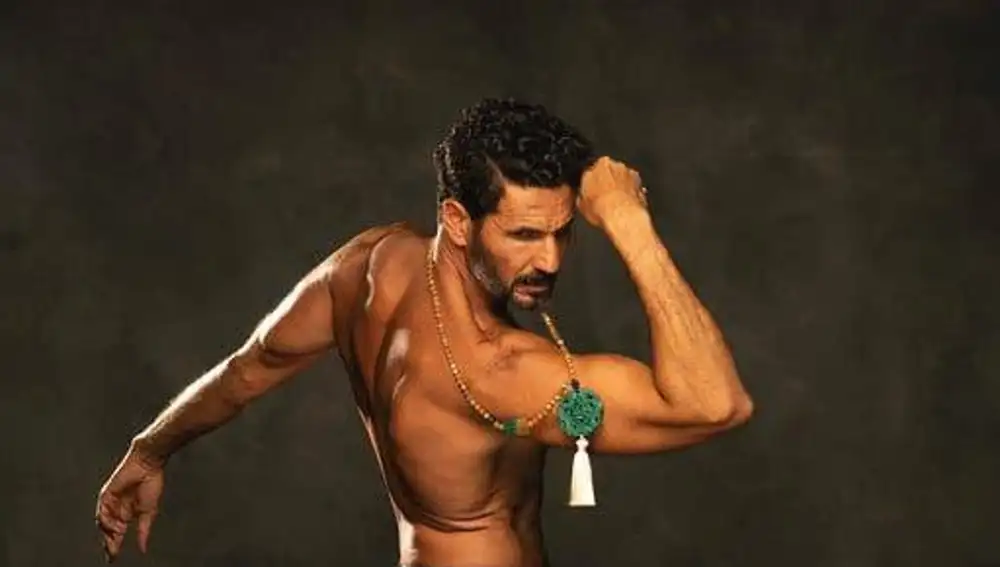 Oscar Higares con otro de sus diseños