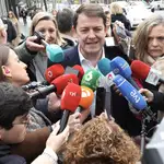 Mañueco atiende a la prensa a su llegada a la Junta Directiva Nacional del PP, en compañía de Isabel Blanco