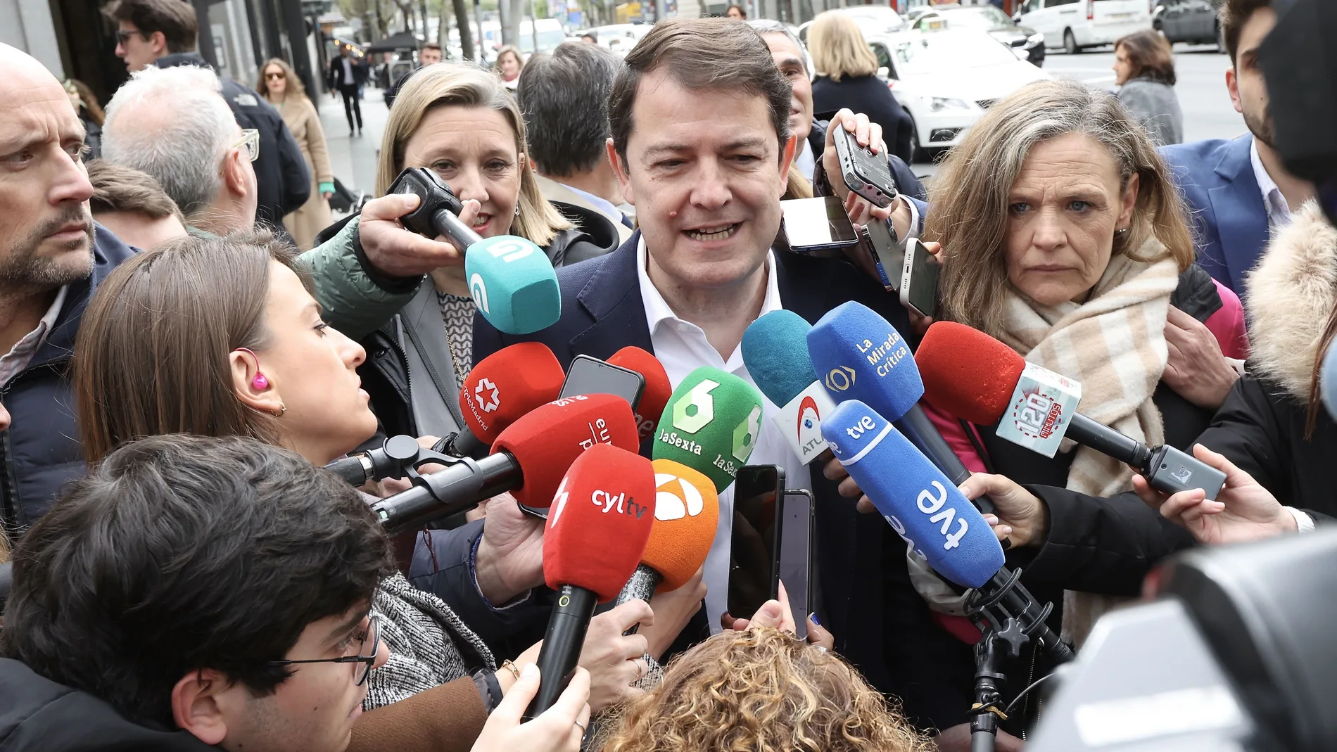 Mañueco atiende a la prensa a su llegada a la Junta Directiva Nacional del PP, en compañía de Isabel Blanco