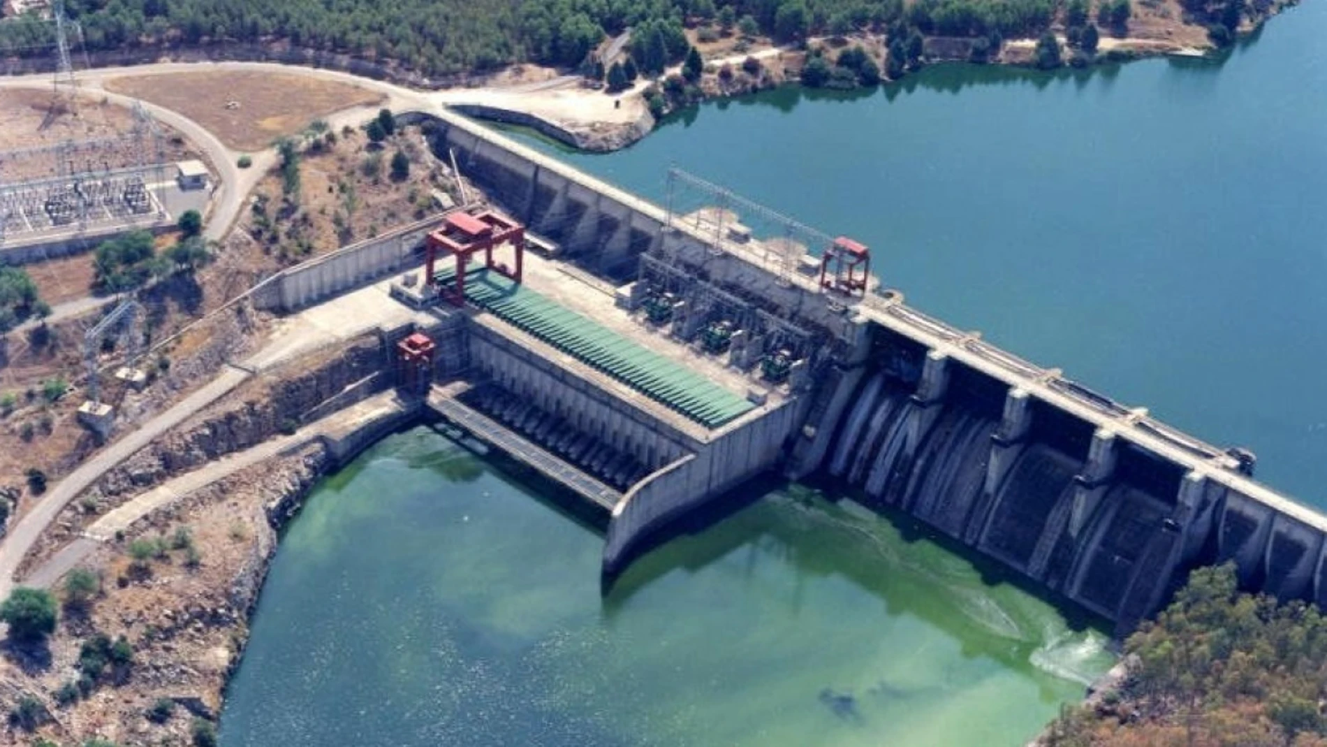 Presa de Azután en el río Tajo (Toledo)