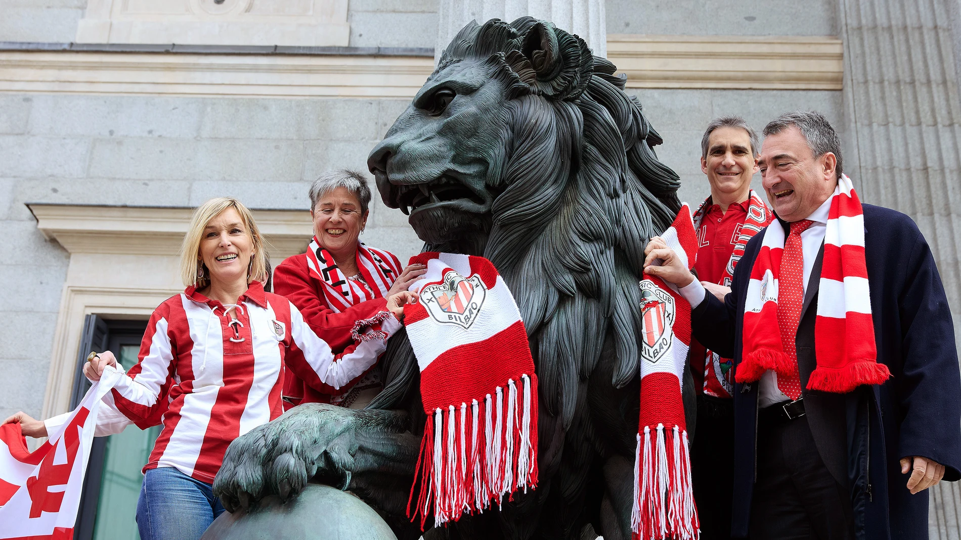 MADRID, 02/04/2024.- Diputados del PNV con la camiseta del Athletic posan a las puertas del congreso en apoyo al equipo de cara a la final de la Copa dle Rey. EFE