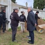 El delegado del Gobierno en Castilla y León, Nicanor Sen, visitó ayer una fosa en Valladolid y aseguró que darán "la batalla" y mirarán con lupa la ley de Concordia
