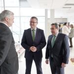 El consejero Gerardo Dueñas junto al director del Itacyl, Rafael Sánchez, y el director del congreso, Juan Manuel Bellver, antes de presentar el Duero Wine