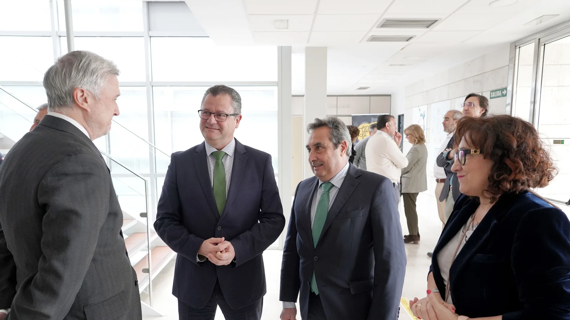 El consejero Gerardo Dueñas junto al director del Itacyl, Rafael Sánchez, y el director del congreso, Juan Manuel Bellver, antes de presentar el Duero Wine