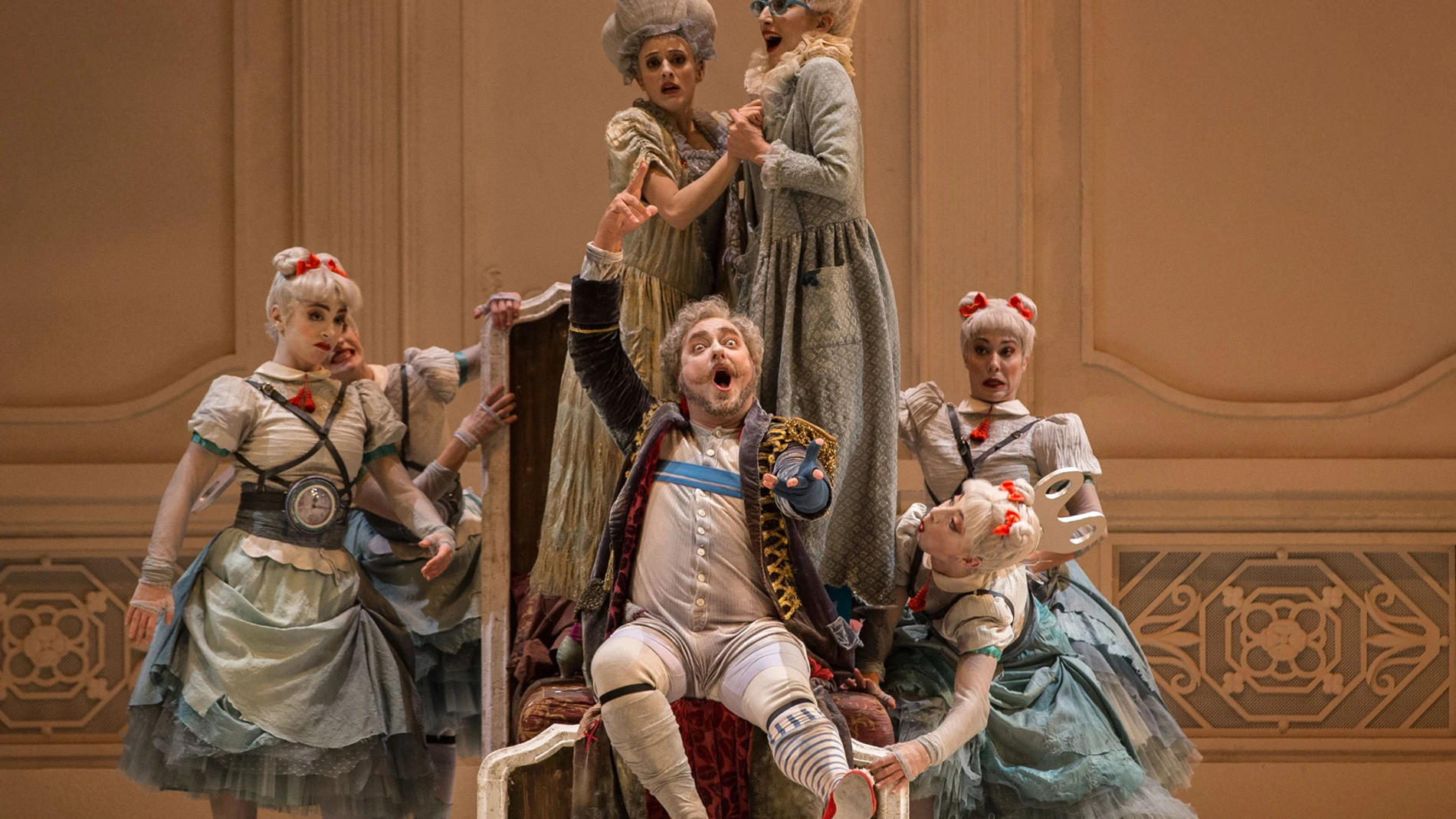 Una escena de "La Cerentola" en el Gran Teatre del Liceu