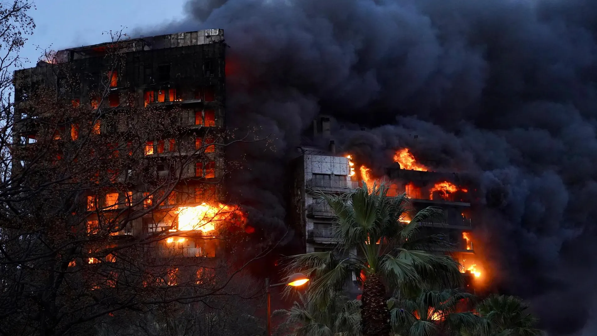 El juez mantiene el archivo provisional de la causa por el incendio de Valencia hasta que reciba el informe policial