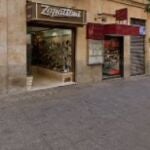 Persigue a un ladrón que había robado en su tienda y lo reduce con ayuda de dos ciudadanos