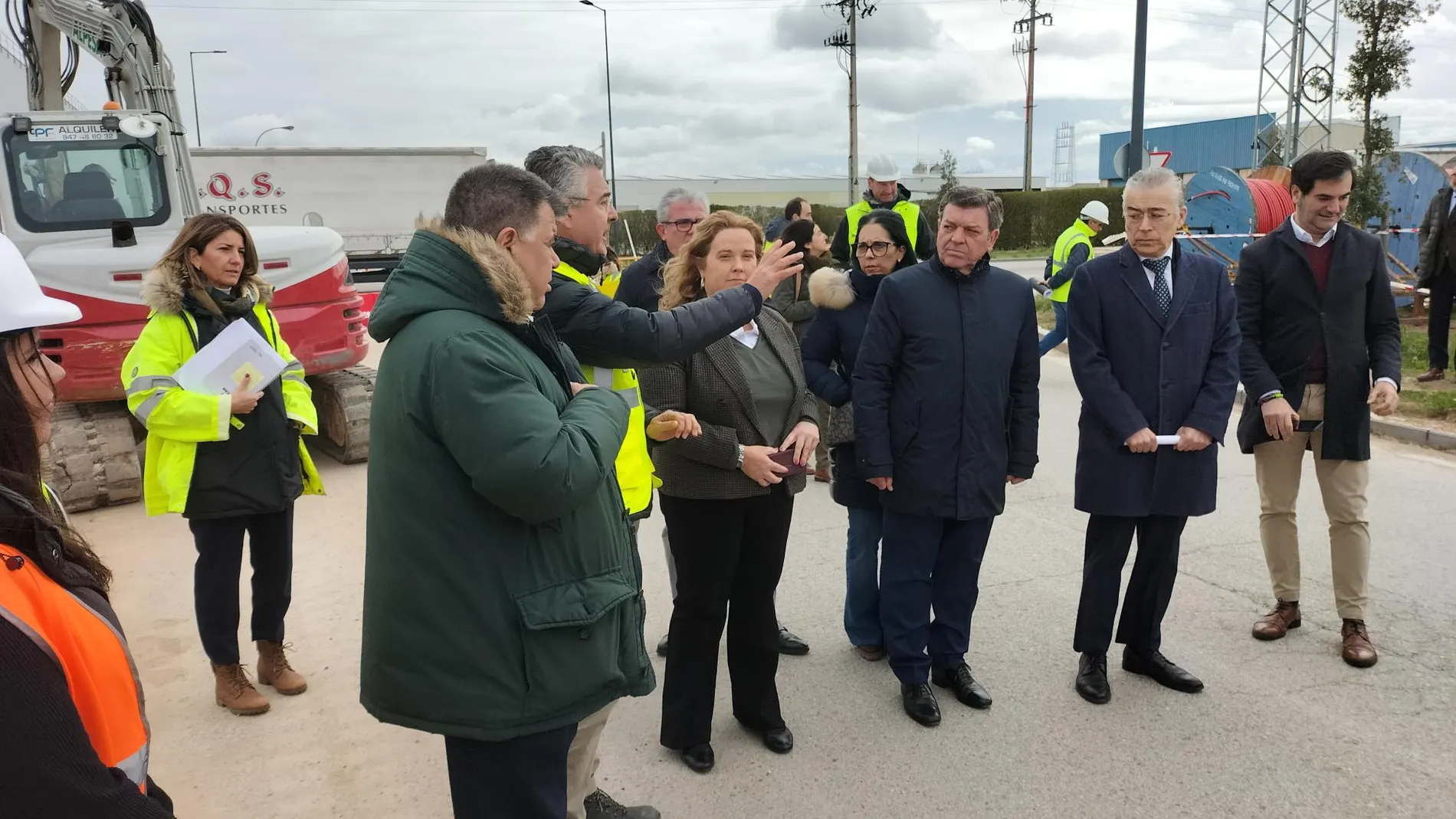 González Gago durante su visita al polígono de Villalonquéjar, junto a Cristina Ayala