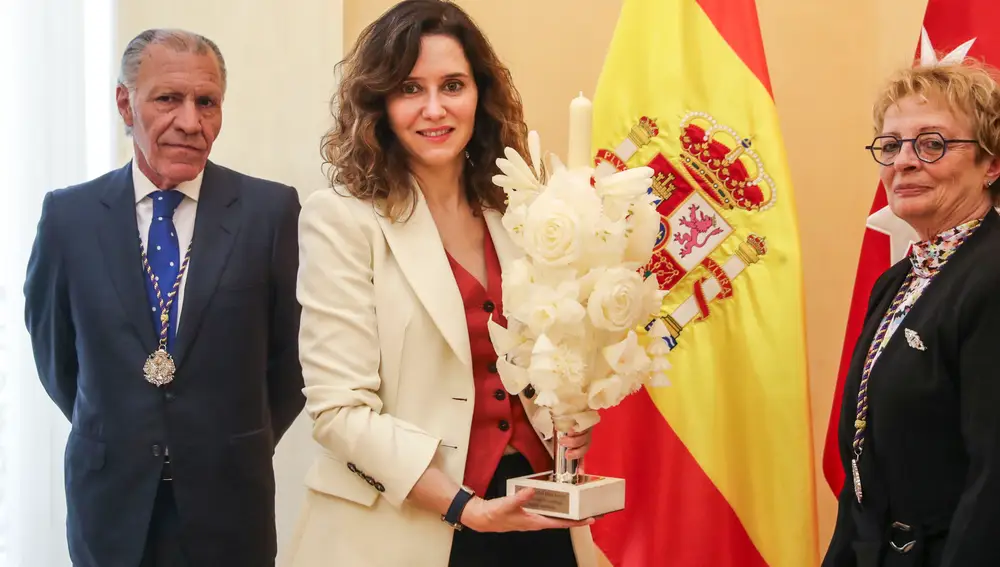 Díaz Ayuso recibe a representantes de la Hermandad y Cofradía de Nuestro Padre Jesús de la Salud y María Santísima de las Angustias–Los Gitanos de Madrid
