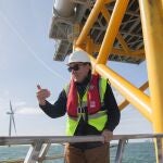 El presidente de Iberdrola, Ignacio Galán, durante su visita a un parque eólico marino