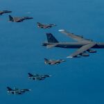 Cazas estadounidenses, japoneses y de la República de Corea escoltan a un bombardero B-52H estadounidense durante ejercicios trilaterales el 22 de octubre de 2023