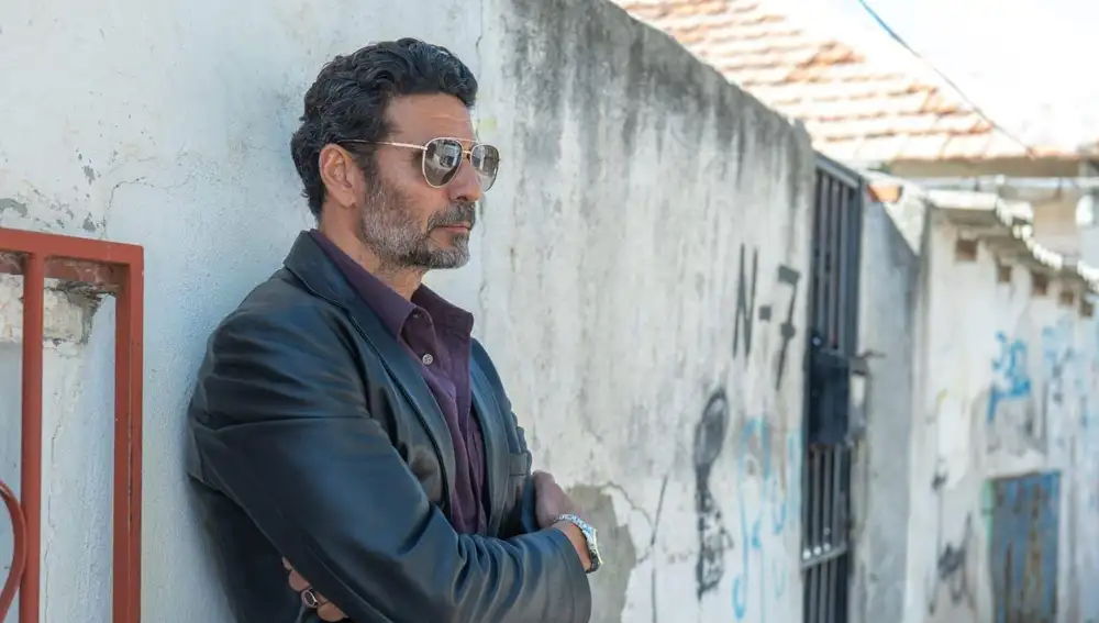 Oscar Higares en el papel del comisario Romero en “Entrevías”
