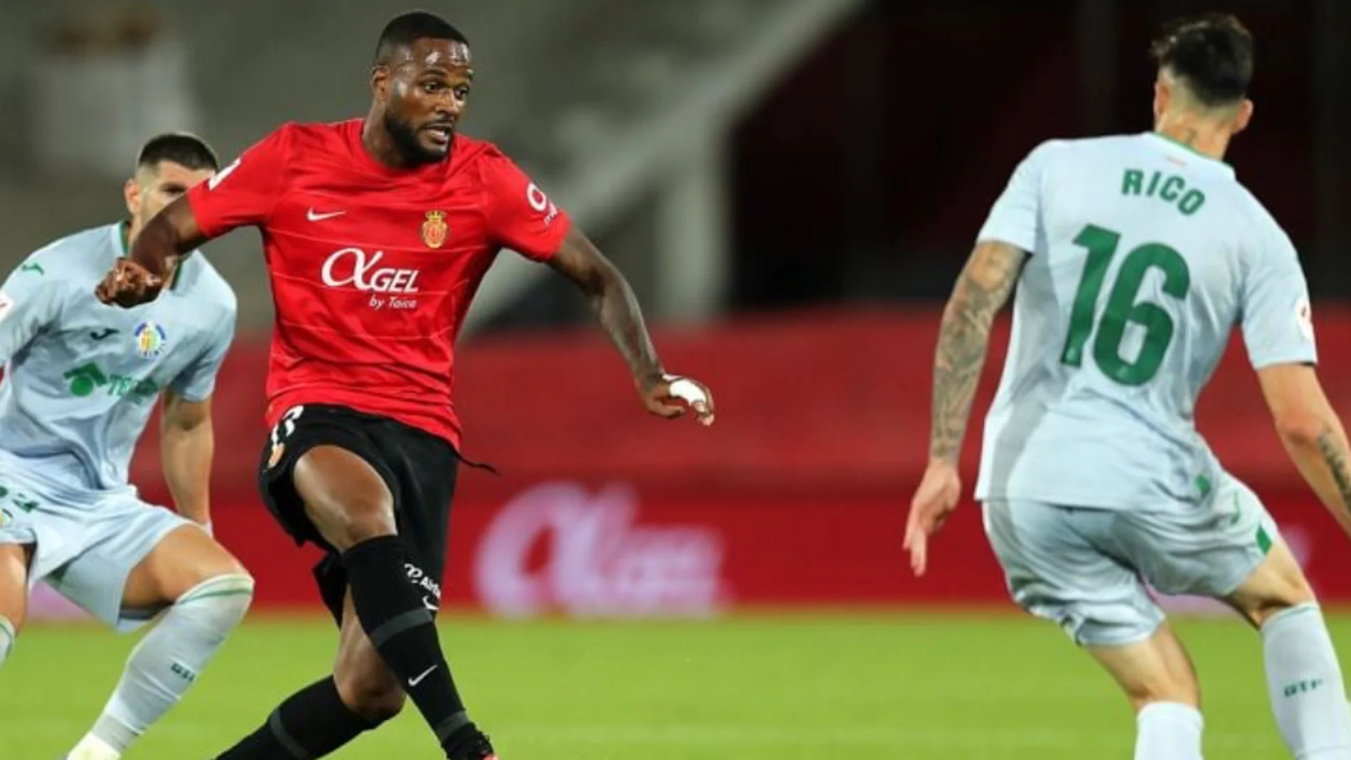 Cyle Larin, durante un partido