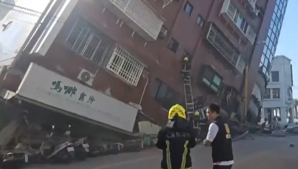 Un edificio dañado en Taiwán por el terremoto