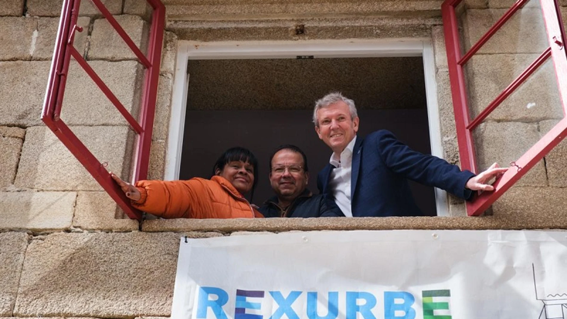 Rueda, hoy, en Betanzos durante la entrega de llaves a los beneficiarios de tres viviendas públicas en régimen de alquiler.