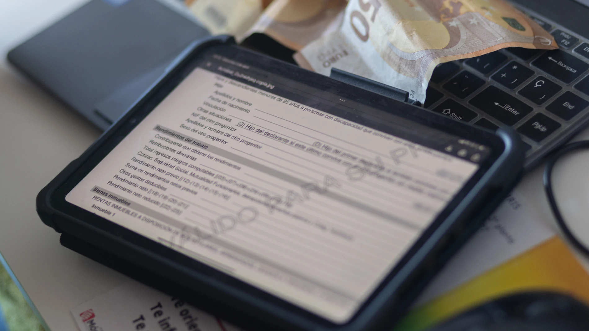 Vista de la declaración de la renta en una tablet, a 3 de abril de 2024, en Madrid (España). La Campaña de la Renta y Patrimonio de 2023 arranca hoy con la presentación de las declaraciones por Internet, pero desde esta semana los contribuyentes pueden acceder desde la página web y la aplicación móvil de la Agencia Tributaria a sus datos fiscales. Este año el Gobierno ha puesto en marcha algunas medidas fiscales en los Presupuestos Generales del Estado, como el incremento en la reducción de l...