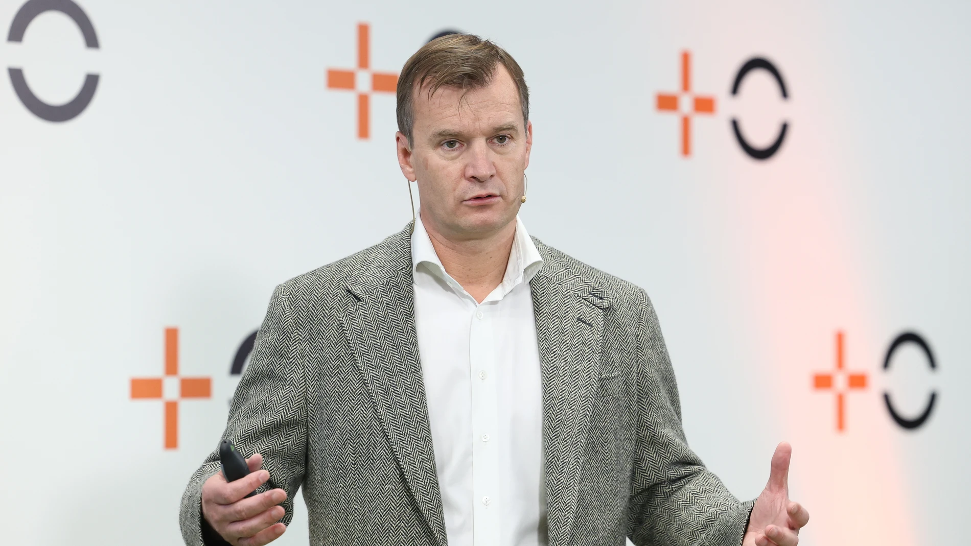 El CEO de Yoigo, Meinrad Spenger, durante la rueda de prensa presentación de la nueva Joint Venture de Orange España y MásMóvil en el parque empresarial La Finca, a 3 de abril de 2024, en Madrid (España). Orange y MásMóvil han completado el acuerdo para combinar sus operaciones en España con la creación de su nueva ‘Joint Venture’, en la que los accionistas de Orange y MásMóvil poseen cada uno una participación del 50%, con los mismos derechos de gobernanza en la entidad combinada. Con más de...