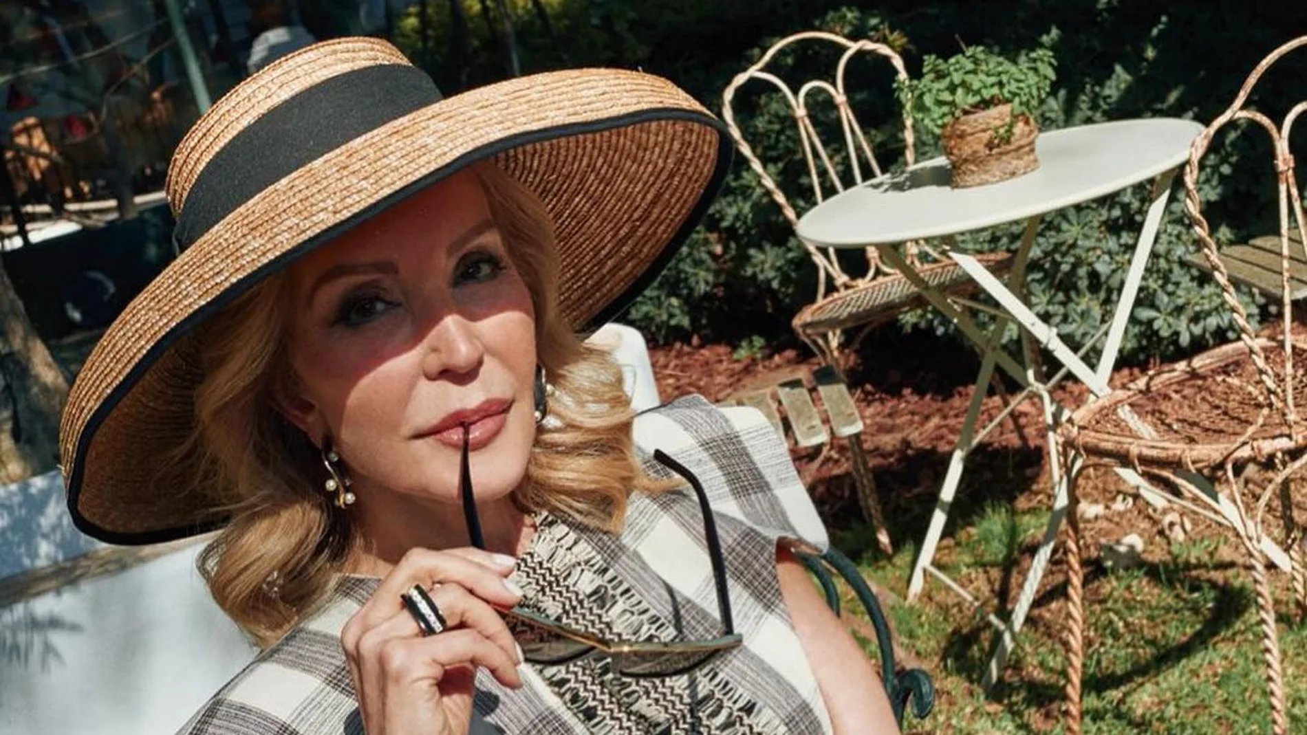 Carmen Lomana con vestido de IQ Collection.