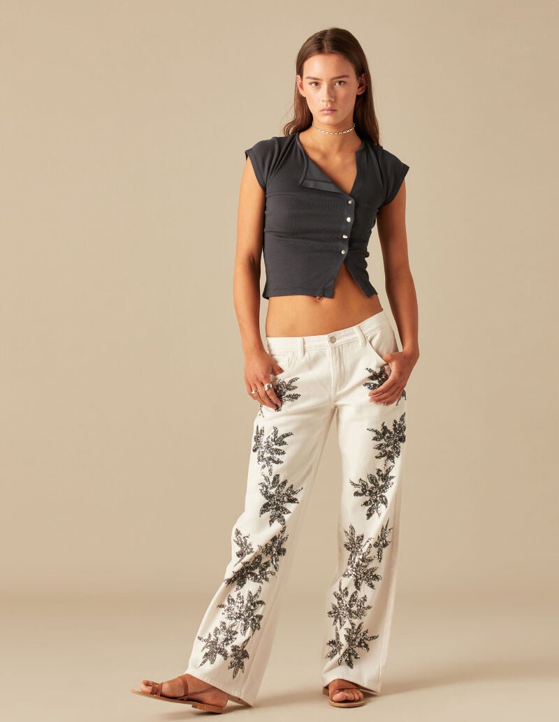 Pantalones blancos.
