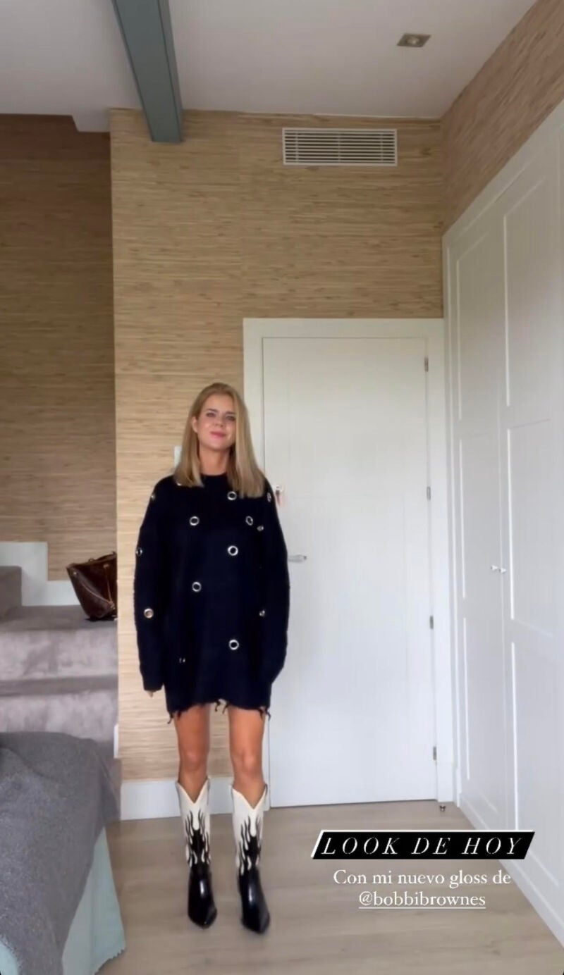 Amelia Bono con look con botas cowboy.