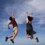 Dos adultos saltando de felicidad