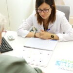 Una investigadora y una paciente que han participado en el estudio Alfa