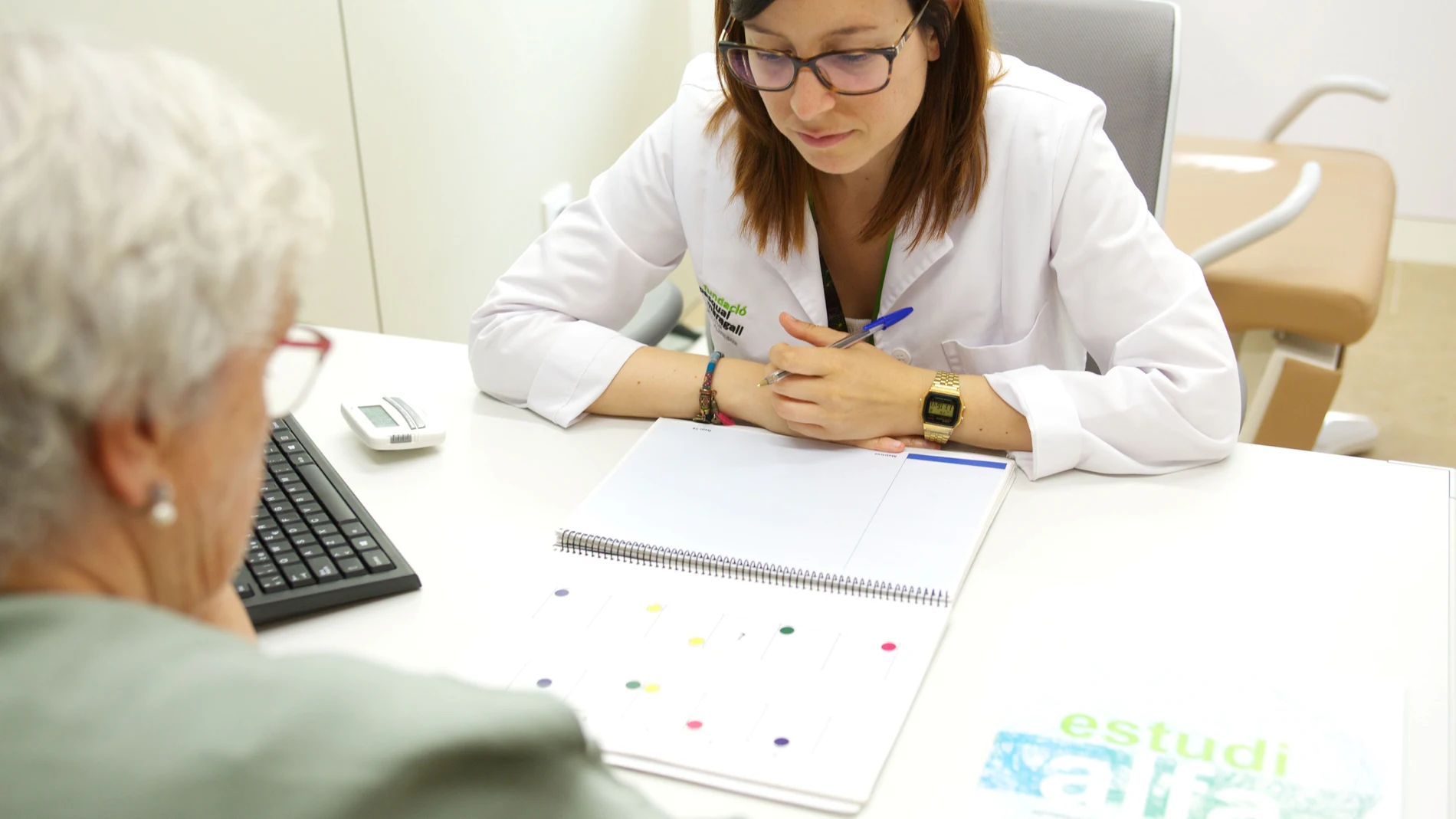 Una investigadora y una paciente que han participado en el estudio Alfa