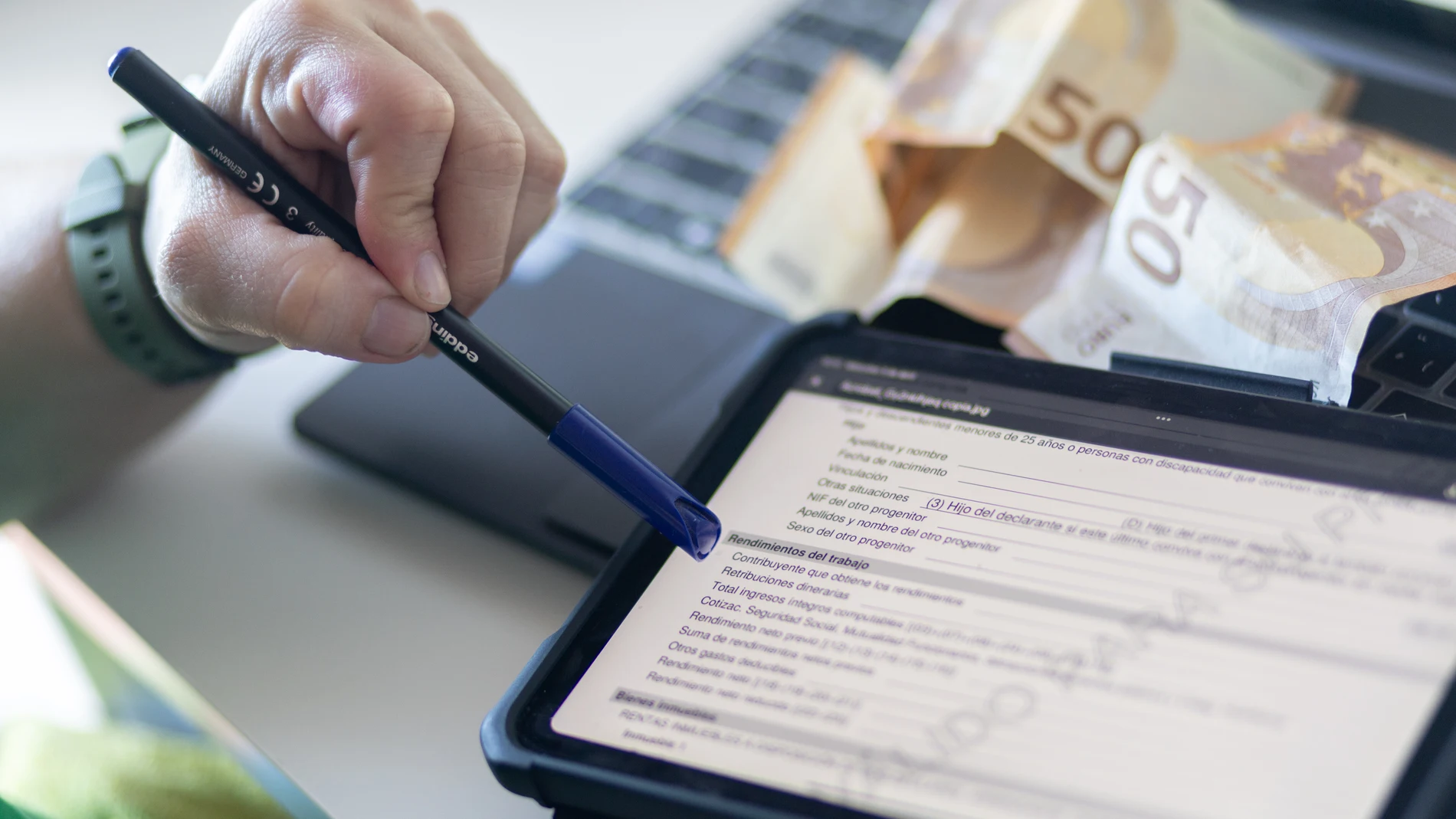 Vista de la declaración de la renta en una tablet, a 3 de abril de 2024, en Madrid (España). La Campaña de la Renta y Patrimonio de 2023 arranca hoy con la presentación de las declaraciones por Internet, pero desde esta semana los contribuyentes pueden acceder desde la página web y la aplicación móvil de la Agencia Tributaria a sus datos fiscales. Este año el Gobierno ha puesto en marcha algunas medidas fiscales en los Presupuestos Generales del Estado, como el incremento en la reducción de l...