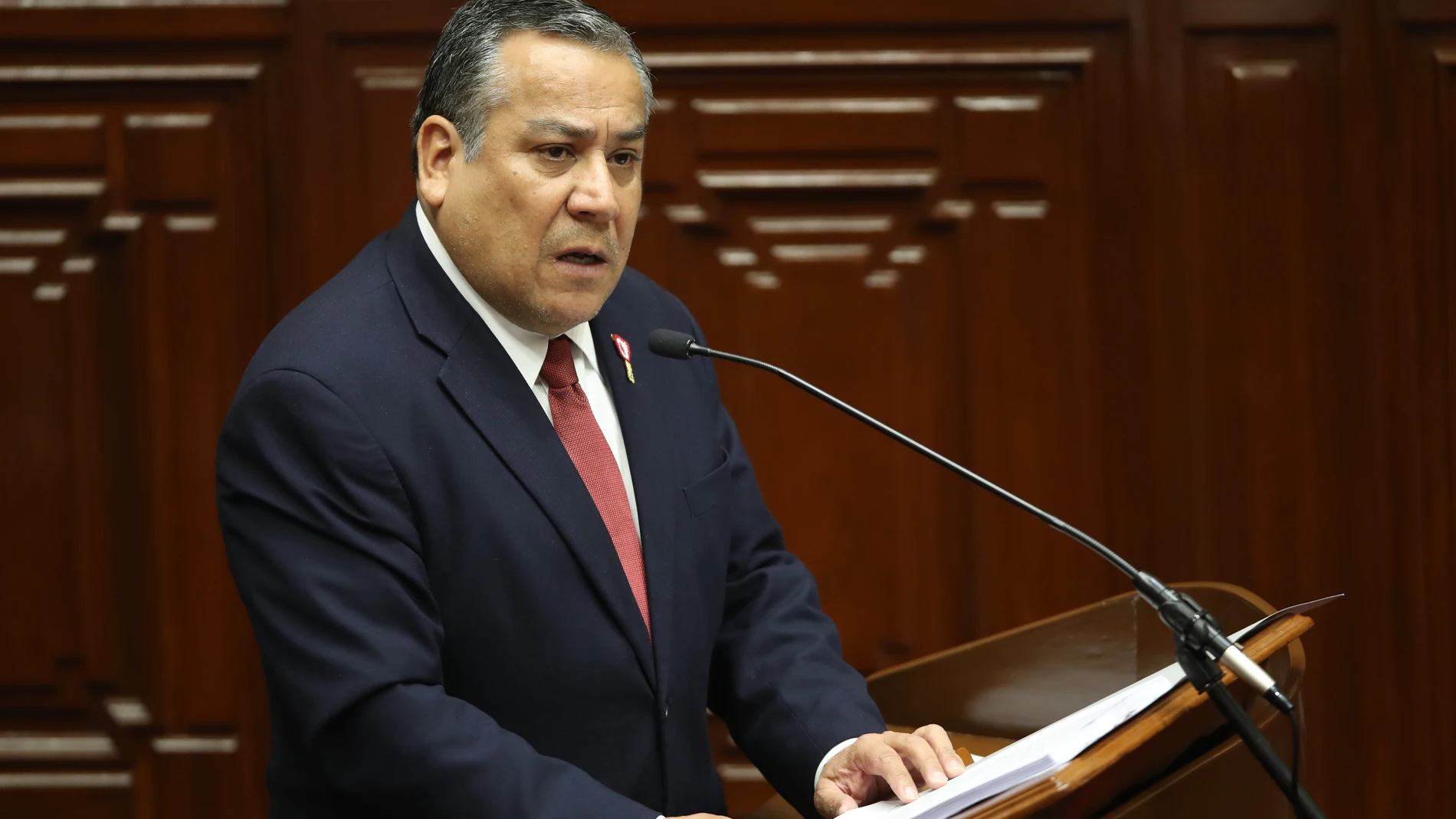 ACTUALIZA INFORMACIÓN AME4439. LIMA (PERÚ), 03/04/2024.- El primer ministro, Gustavo Adrianzén, acude al Congreso para pedir el voto de confianza al Parlamento este miércoles en Lima (Perú). El presidente del Consejo de Ministros de Perú, Gustavo Adrianzén, anunció este miércoles que los pilares de su gestión serán la reactivación de la economía y la seguridad ciudadana, en un "momento crucial" para el país, después que la producción estuvo "estancada" en el 2023. EFE/Paolo Aguilar