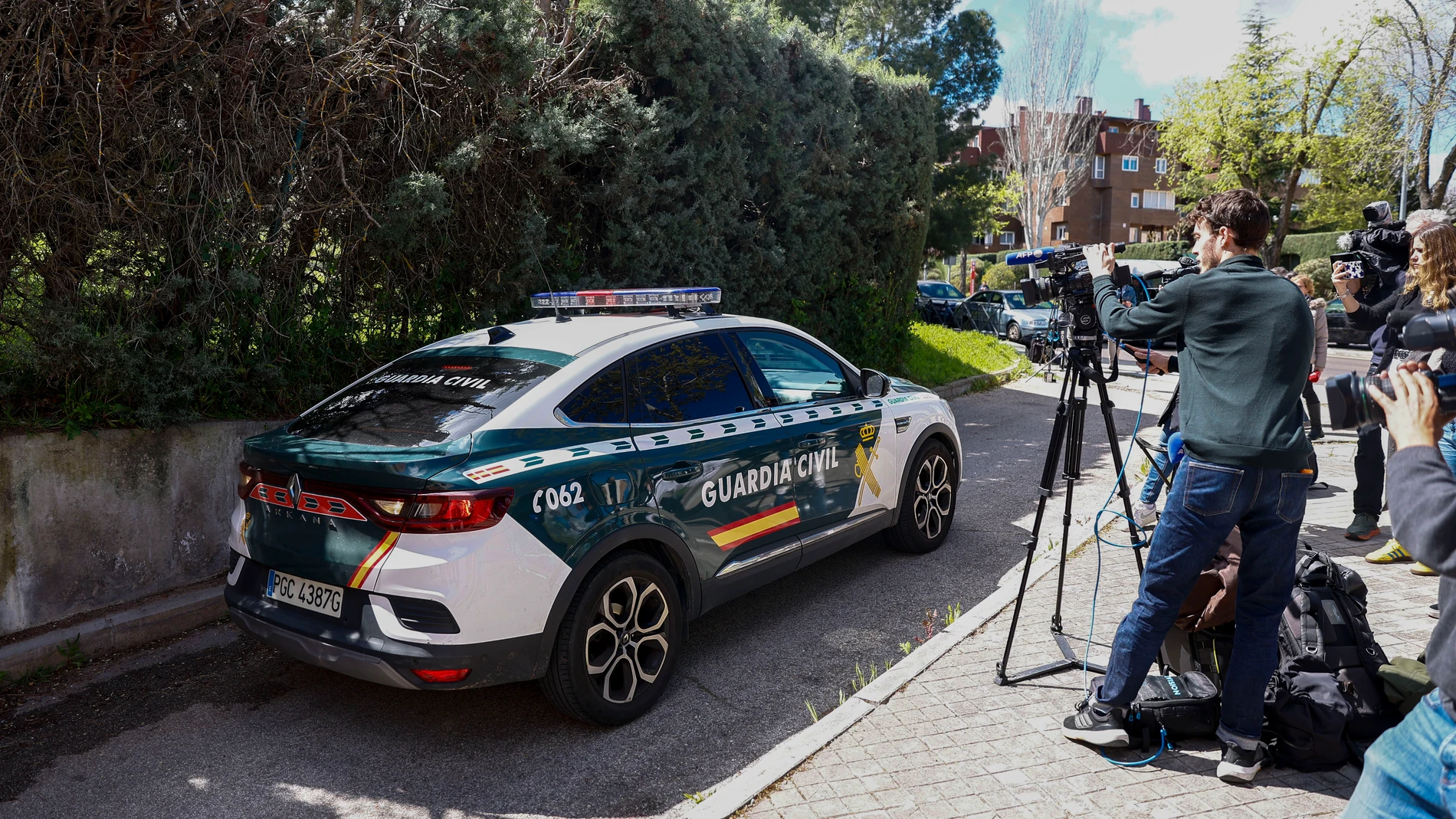 MAJADAHONDA (MADRID), 03/04/2024.- Un coche de la Guardia Civil llega a los Juzgados de Majadahonda mientras varios periodistas aguardan en los alrededores ante la posibilidad de que del expresidente de la Real Federación Española de Fútbol (RFEF) Luis Rubiales sea trasladado a la sede judicial tras ser detenido tras aterrizar en Madrid este miércoles. EFE/ Rodrigo Jiménez