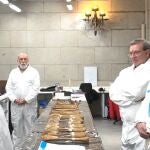 Pedro Sánchez, Fernando Martínez, secretario de Estado de Memoria, y Ángel Víctor Torres, ministro de Política Territorial y Memoria Democrática,. Al fondo, el antropólogo Francisco Etxeberria