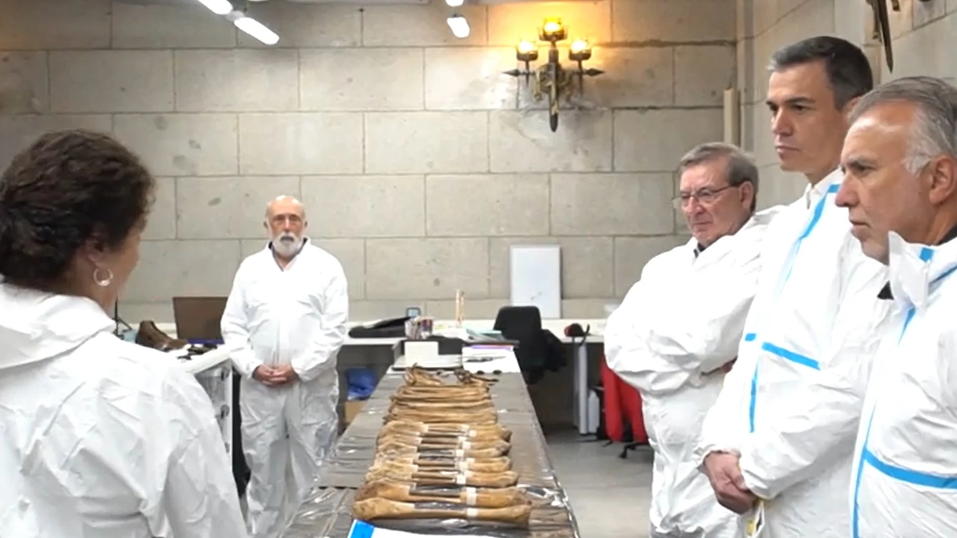 Pedro Sánchez, Fernando Martínez, secretario de Estado de Memoria, y Ángel Víctor Torres, ministro de Política Territorial y Memoria Democrática,. Al fondo, el antropólogo Francisco Etxeberria en el Valle de Cuelgamuros