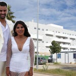 Isa Pantoja y Asraf Beno junto a su nueva casa