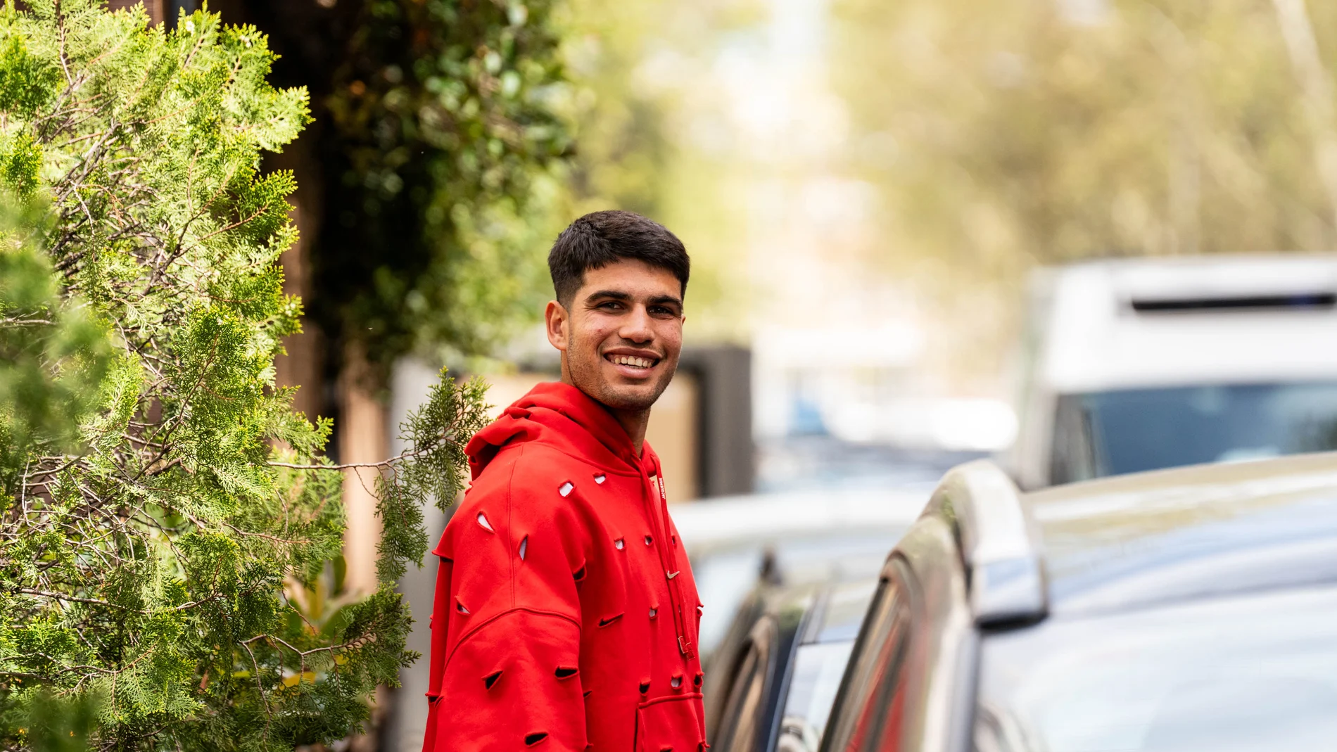 El tenista Carlos Alcaraz sale del Restaurante De María, a 4 de abril de 2024, en Madrid (España). Alcaraz ha visitado hoy Madrid con motivo de los Premios Nacionales del Deporte correspondientes a 2022, que han entregado el Rey Felipe VI y la Reina Letizia. El tenista ha recibido el Premio a mejor deportista masculino del año 2022. Los Premios Nacionales del Deporte son convocados anualmente por el Consejo Superior de Deporte (CSD), con el fin de hacer reconocimiento de las personas y entida...