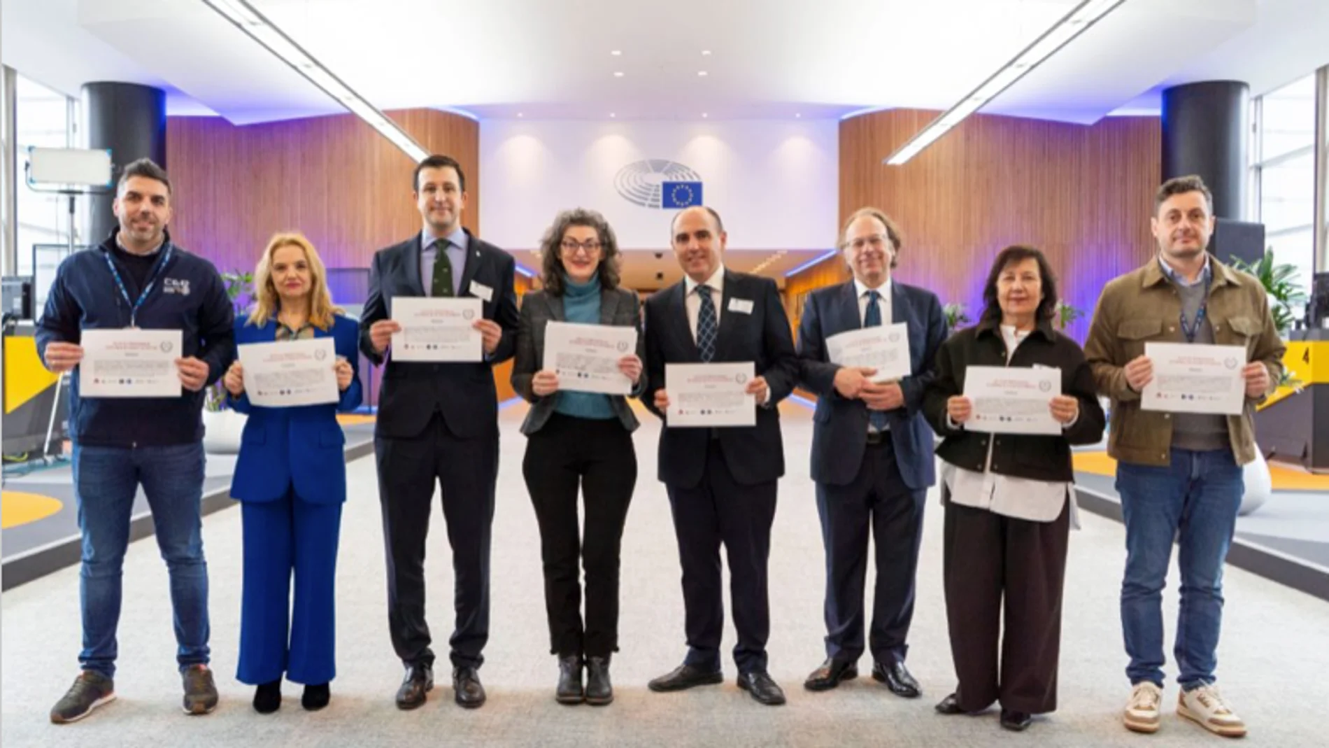 Maite Pagaza junto a jueces, funcionario y fiscales que acudieron al Parlamento Europeo