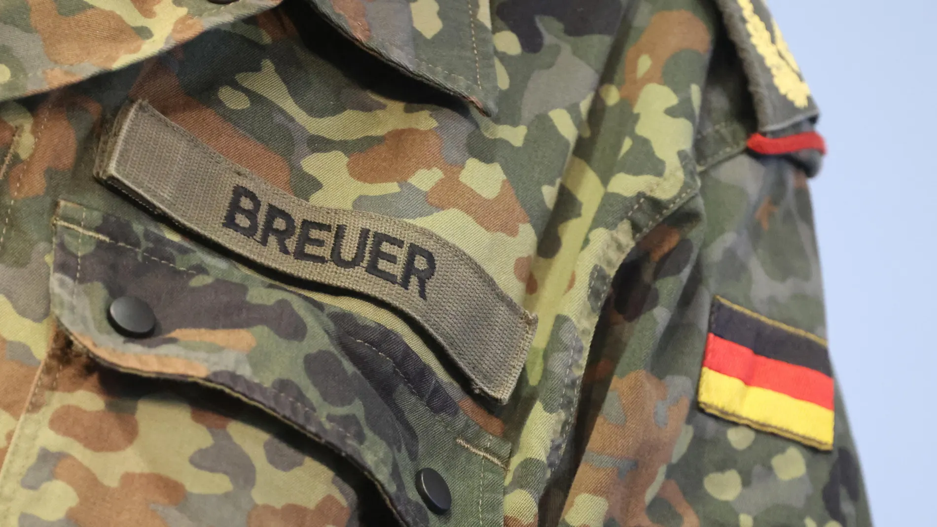 Berlin (Germany), 04/04/2024.- German Federal Armed Forces (Bundeswehr) Chief of Defence Carsten Breuer wears a name tag showing his last name during a press conference at the Ministry of Defense in Berlin, Germany, 04 April 2024. The German Defense minister presented his plans for a new structure of the country's armed forces 'Bundeswehr'. (Alemania) EFE/EPA/CLEMENS BILAN