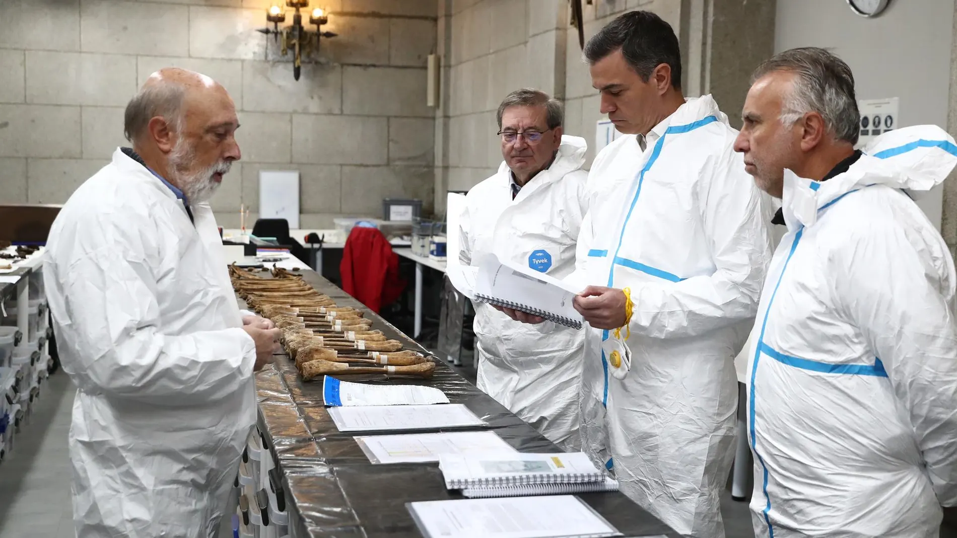 Pedro Sánchez durante su visita al laboratorio forense del Valle de los Caídos
