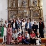 Vecinos de Escalada junto al retablo
