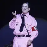 Àngel Llàcer caracterizado como Hitler en "The Producers"