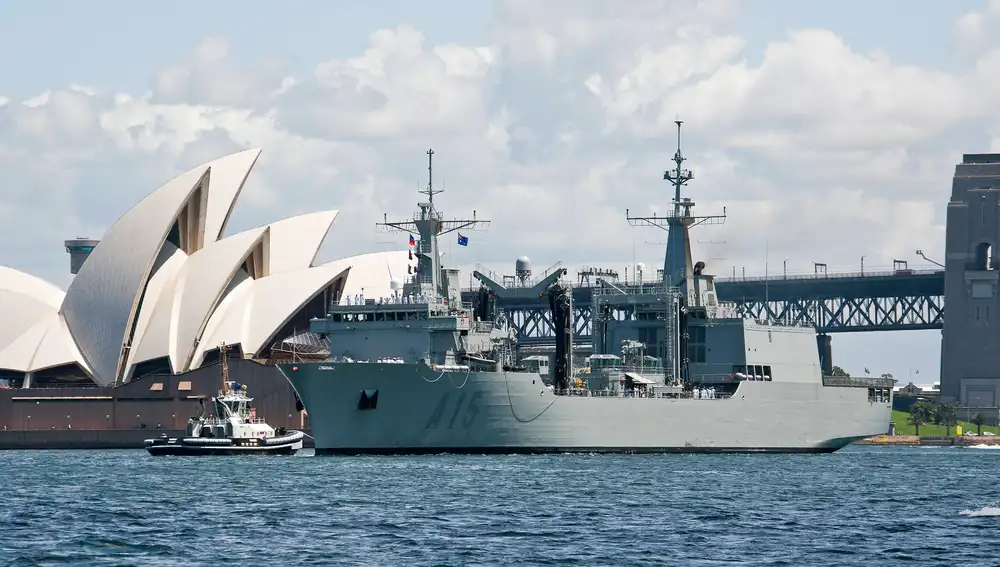 Buque de aprovisionamiento español en Sidney, en cuyo diseño se basan los adquiridos por el país. Foto. Navantia